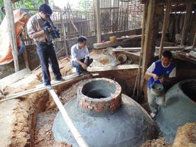 Người dân bản Khe Choăng, xã Châu Khê xây bể bi-ô-ga.  (Nguồn ảnh: Báo Nhân Dân)
