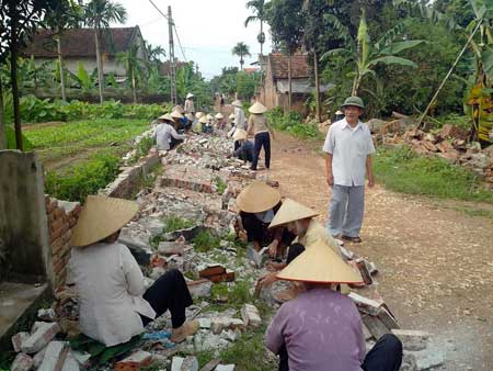 Giao thông ở nhiều xã khu vực miền núi phía Bắc vẫn rất thiếu thốn  (ảnh chụp trên đường vào xã Leng Su Sìn, huyện Mường Nhé, tỉnh Điện Biên).