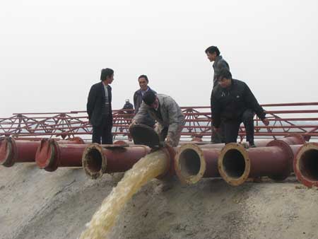 Công tác chuẩn bị bơm nước của đơn vị thuỷ nông Bắc Đuống (Bắc Ninh). 