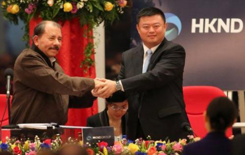 Tỷ phú Vương Tĩnh bắt tay Tổng thống Nicaragua, Daniel Ortega, ở thủ đô  Managua hồi tháng 6/2013. Ảnh: Phys