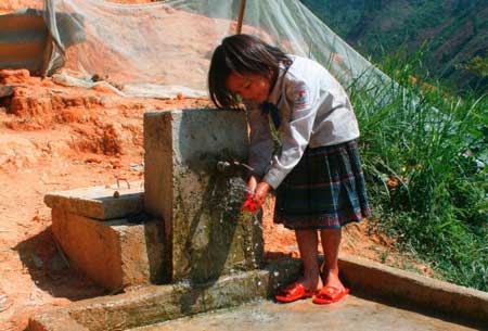 Người dân thôn Làng Lao đã được dùng nước sạch. 