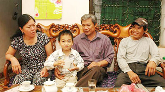 Từ bên trái sang: Chị Thuận, cậu bé Bình - Tiến, anh Nguyễn Phú Tân và người bác ruột Bùi Văn Tuấn