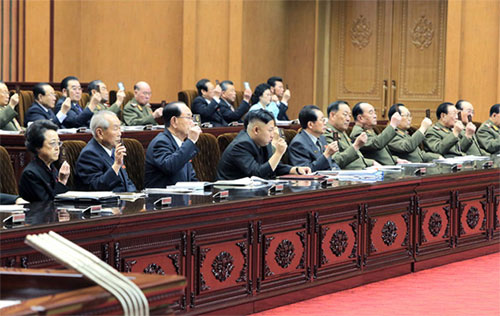 Kim Jong-un (thứ 4 từ trái sang) và Jang Song-thaek (thứ 5 từ trái sang) tại kỳ họp quốc hội tháng 4/2013. Ảnh: Rodong Sinmun