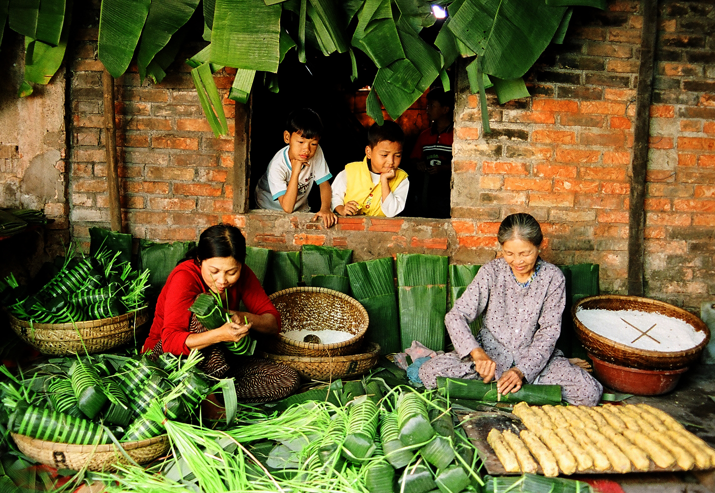 Hãy cùng trở về quá khứ và khám phá Tết quê xưa của người Việt. Những hình ảnh này sẽ đưa bạn đến với một thế giới đậm chất truyền thống và văn hóa, khi cả làng xóm đoàn viên bên nhau vui chơi, mừng Tết.