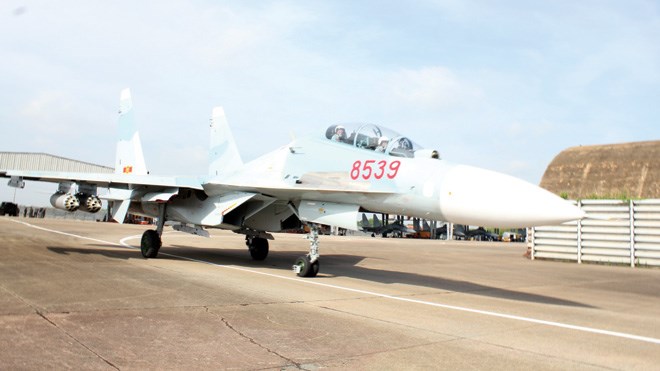 Su 30MK2 với 4 thùng phóng rocket dưới 2 cánh máy bay lăn bánh ra đường băng. Ảnh: Văn Thành