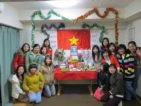 Tu nghiệp sinh Việt Nam tại Tokyo, Nhật Bản lập ban thờ cúng gia tiên trong ngày tết cổ truyền Quý Tỵ 2013.