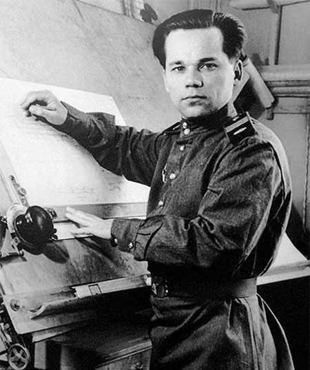 Mikhail Kalashnikov, năm 1949, hai năm sau khi AK-47 được sản xuất hàng loạt  