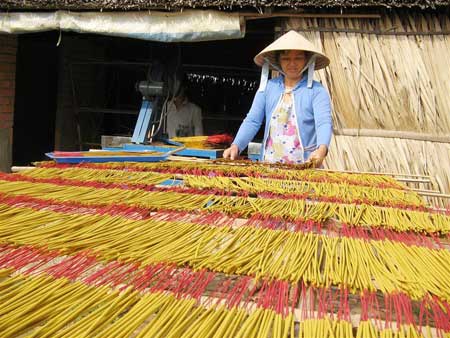 Người làm nhang tại xã Lê Minh Xuân đang từng bước ổn định cuộc sống. 