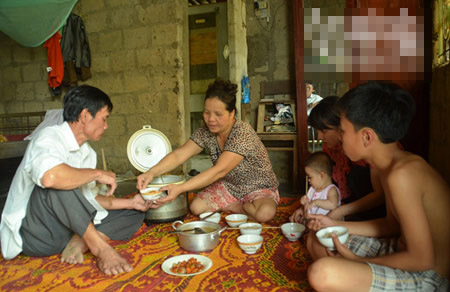 Bữa cơm ấm cúng của gia đình anh Lê Thanh Vận 