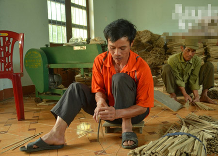 Ngoài tài bắt cá bằng tay trần, anh Vận còn là một hội viên người mù năng nổ có nhiều sáng tạo