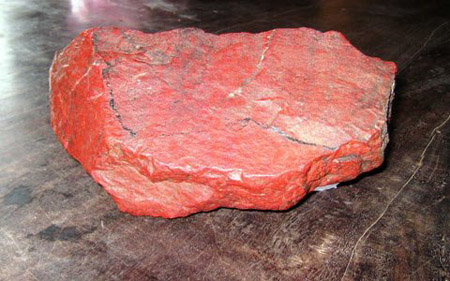 Theo quan sát, dù đã hơn 40 năm nhưng phiến đá vẫn giữ nguyên một màu đỏ tươi. Cụ Chủ cho biết, những phiến đá quý màu đỏ cờ (vốn là Thạch Anh kết tinh) chỉ có duy nhất ở làng Duồng
