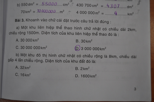 Hai bài toán cùng sai đáp án trong một trang sách. Ảnh: Viết Tuân.