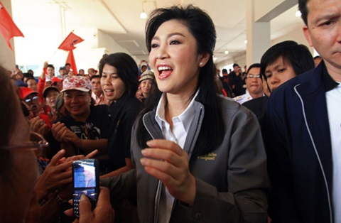Thủ tướng Thái Lan Yingluck Shinawatra đi giữa những người ủng hộ ở Chiang Mai hôm 12.12