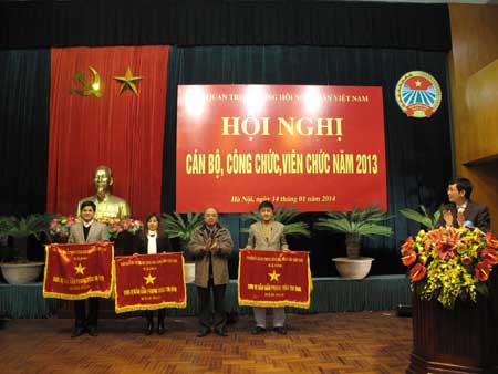 Chủ tịch Nguyễn Quốc Cường trao Cờ thi đua xuất sắc năm 2013 cho các đơn vị.