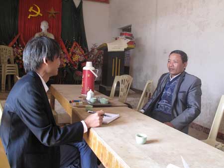 Phóng viên NTNN (trái) làm việc với Trưởng thôn 11 xã Hà Vinh - ông Phạm Khắc Bẩy. 