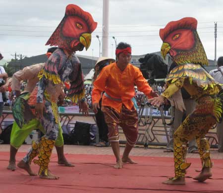 Hội thi hóa trang chọi gà tết của người Khmer.