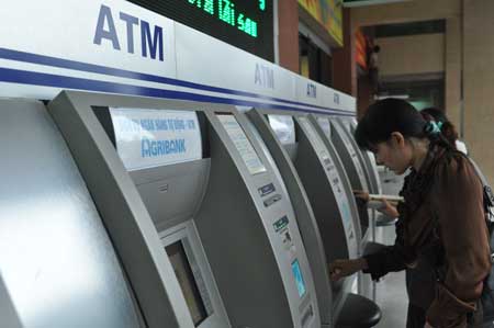 Tết này, nỗi  lo nghẽn mạng ATM lại tái hiện với người lao động.