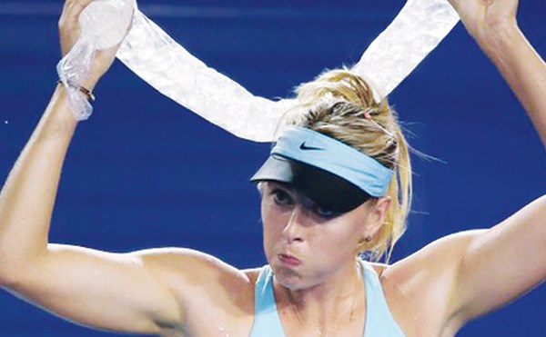 Sharapova phải chườm đá để hạ nhiệt giữa trận đấu. Ảnh: Getty Images