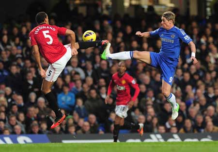 Đối đầu với Chelsea (phải), M.U khó lòng giành điểm tại Stamford Bridge.