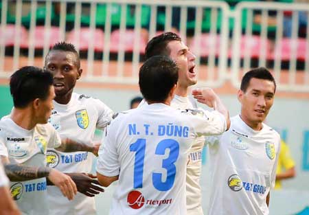 Hà Nội T&T vững vàng ở ngôi đầu bảng V.League 2014.