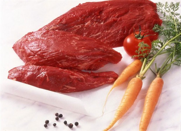 Về màu sắc, thịt bò tươi ngon sẽ có màu đỏ đặc trưng, thịt không tươi, ôi thiu sẽ có màu sậm. 