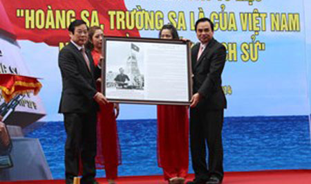Bộ trưởng Nguyễn Bắc Son trao tặng tư liệu hiện vật biển - đảo cho TP.Đà Nẵng.