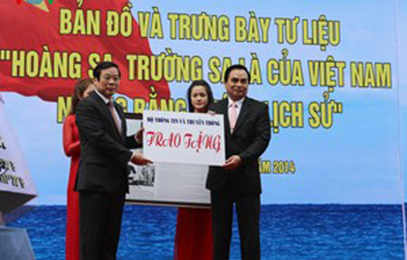 Bộ trưởng Nguyễn Bắc Son trao tặng tư liệu hiện vật biển - đảo cho TP.Đà Nẵng.