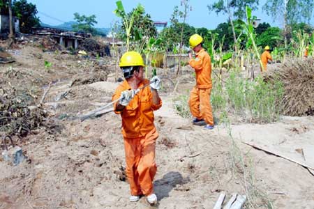 Điện lực Tiên Yên thay mới đường dây trung áp tại xã Đông Ngũ.