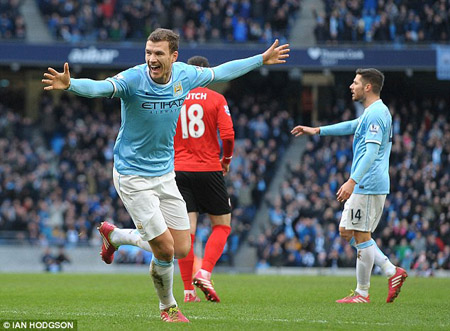 Dzeko giúp Man City cán mốc 100 bàn kể từ đầu mùa.