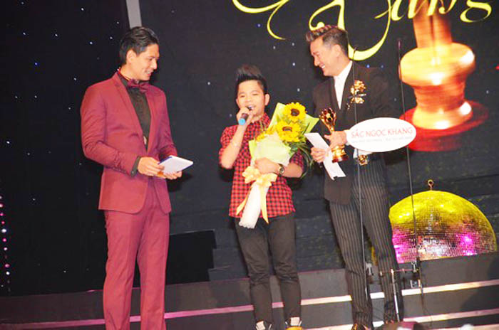 MC Bình Minh và ca sĩ Đàm Vĩnh Hưng trao giải Mai Vàng cho Quang Anh
