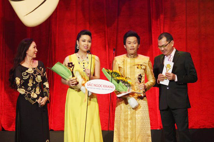 Hoài Linh Ngân Khánh lên nhận giải