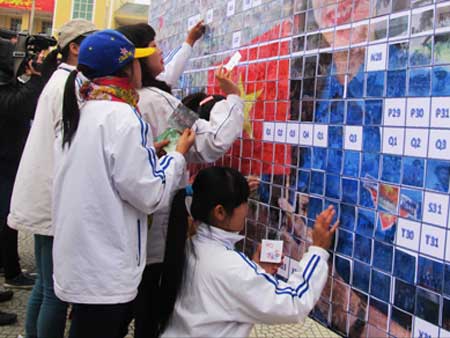 Học sinh Điện Biên cùng nhau hoàn thiện bức tranh thanh niên tình nguyện được ghép  từ 805 bức ảnh.