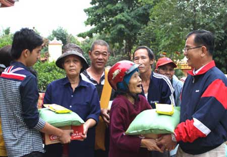 Đại diện Hội Chữ thập đỏ huyện Bến Cát (Bình Dương) tặng quà tết cho bà con nghèo ở phường 3, TP. Tuy Hòa, Phú Yên.