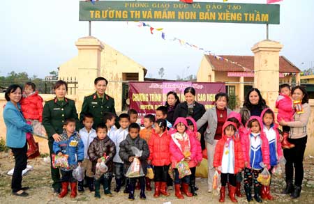 Đoàn từ thiện đến trao áo ấm cho các cháu  ở xã Quảng Sơn. 