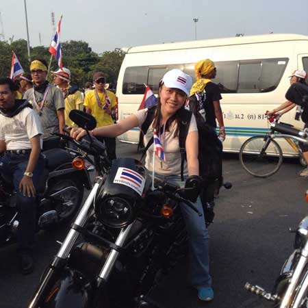  Noon Apinita tham gia đoàn biểu tình bằng xe mô tô. (Ảnh do nhân vật cung cấp)