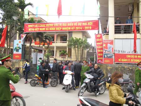 Người dân đổ về trụ sở UBND xã để phản đối cách làm của chính quyền.