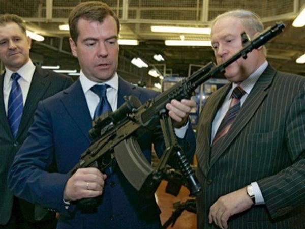 Thủ tướng Nga Medvedev đang thử một loại súng AK. (Nguồn: thefirearmblog.com)