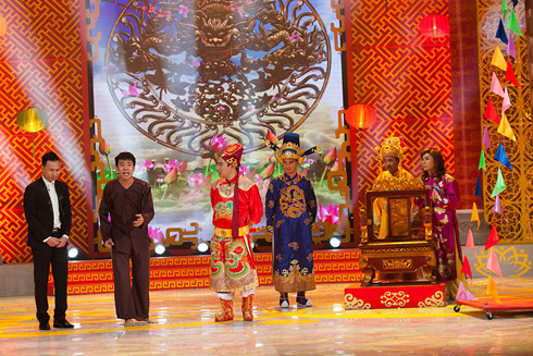 Thành Trung (ngoài cùng bên trái) đang tham gia cuộc khảo sát của Táo Kinh Tế Quang Thắng (thứ ba từ trái sang).