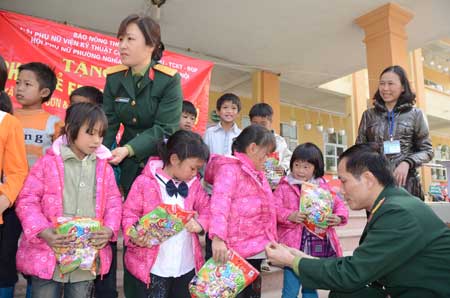 Mặc áo ấm cho các cháu bé ở xã Quảng Phong.