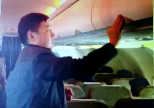 Sau khi lục lọi lấy đồ, Zhang Giang trả chiếc valy về chỗ cũ. Ảnh chụp từ clip