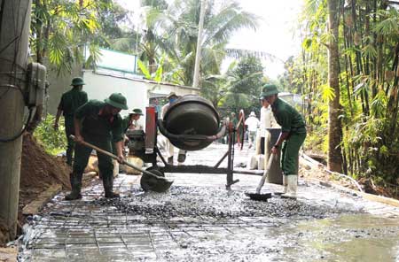 Quân và dân tham gia làm đường giao thông nông thôn tại ấp Mỹ Ái.