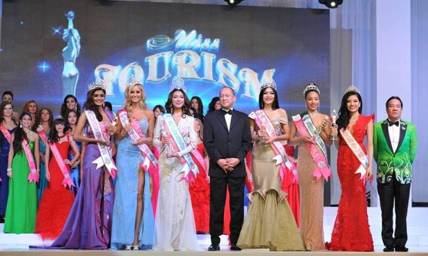 Phan Hoàng Thu (đứng thứ 2 từ trái) và các Hoa hậu được trao giải trong đêm chung kết