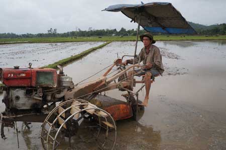 Dồn điền đổi thửa thành công, người dân Phú Ninh có cơ hội cơ giới hóa nông nghiệp. 