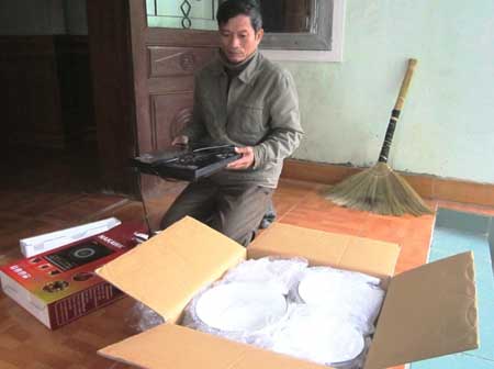 Ông Phạm Văn Phúc trót mua hàng bán dạo trôi nổi.