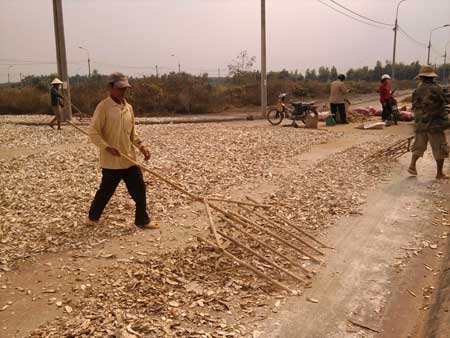  Theo ông Trần Minh Phúc - Phó Chủ tịch UBND tỉnh Đồng Nai, hiện tỉnh có 141 khu tái định cư, trong đó 69 khu đã hoàn thành. Hiện tỉnh đang yêu cầu các địa phương còn nợ tái định cư phải chi trả bồi thường và nhanh chóng bố trí tái định cư cho các hộ còn lại. Được biết, Đồng Nai vẫn còn gần 6.000 hộ phải được bố trí tái định cư.