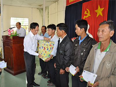 Ông Bùi Minh Tiến – Tổng giám đốc Đạm Cà Mau, đang trao quà cho các hộ gia đình chính sách.
