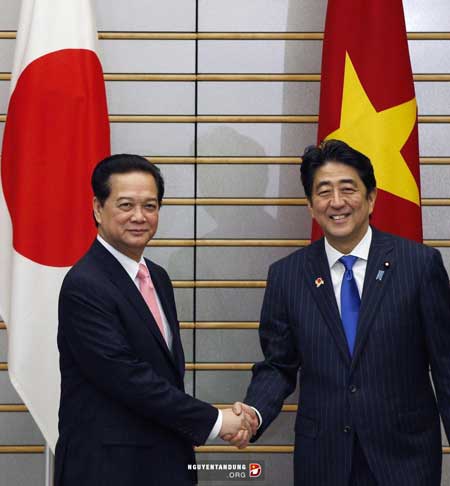 Thủ tướng Nguyễn Tấn Dũng và Thủ tướng Nhật Bản trong cuộc gặp tại Tokyo hồi tháng 12.2013.