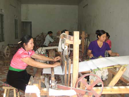 Hộ cận nghèo ở xã Mường So, huyện Phong Thổ đầu tư vốn vay hộ cận nghèo phát triển nghề dệt thổ cẩm.