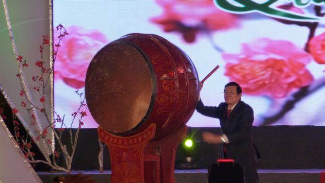 Chủ tịch nước Trương Tấn Sang đánh trống mở màn đêm hội Xuân Quê Hương 2014. (Ảnh Xuân Thắng)