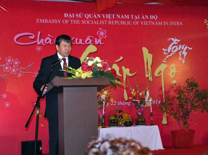 Đại sứ Nguyễn Thanh Tân đã thông báo một số thành tựu nổi bật về chính trị, ngoại giao, kinh tế của Việt Nam trong năm 2013